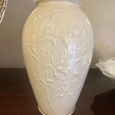 Sale Photo Thumbnail #368: Lenox Masterpiece Collection Iris Vase