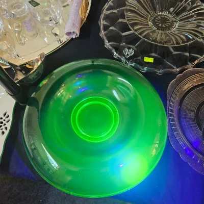 Sale Photo Thumbnail #4: Uranium Glass bowl
