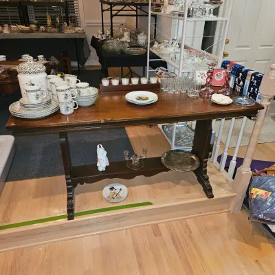 Beautiful Sofa Table w/hidden drawer