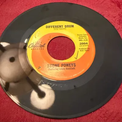1967 Stone Poneys Linda Ronstadt “Different Drum” Capitol 2004 45 RPM w/ Liberty Sleeve