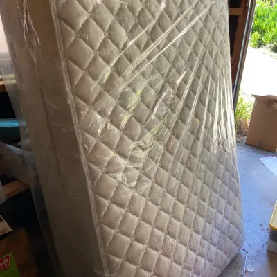 Full Size Mattress & Box Spring Sealy Posturepedic Firm