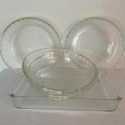 Pyrex 10” Pie Pans With 12” Pan
