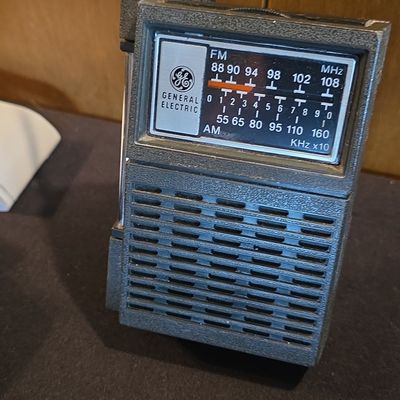Sale Photo Thumbnail #96: General Electric AM/FM Portable Transistor Radio Model 7-2506A