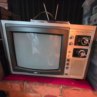 Sale Photo Thumbnail #19: Sony Trinitron KV-1210U Color Television