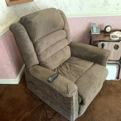 Sale Photo Thumbnail #20: Power lift recliner