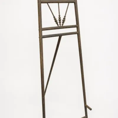 Metal Display Easel With Spindle Design