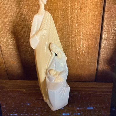 Lladró "Holy Family" (Sagrada Familia), Issue #4584 Sculpted by Fulgencio García, issued in 1969 and retired in 2001