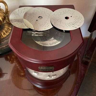 Thomas Pacconi Classics (1900–2000 Series).
 Type: Vintage Animated & Illuminated Holiday Disc Music Box.
