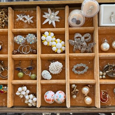 Sale Photo Thumbnail #34: Assorted vintage jewelry