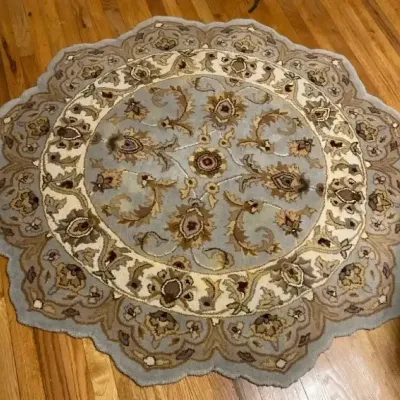 Scalloped Persian-Style Round Area Rug