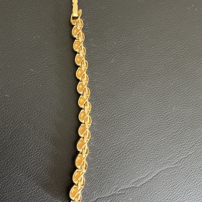 Sale Photo Thumbnail #146: Beautiful Vintage gold tone fashion bracelet 
Please see attached pictures