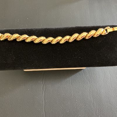 Sale Photo Thumbnail #147: Beautiful Vintage gold tone fashion bracelet 
Please see attached pictures
