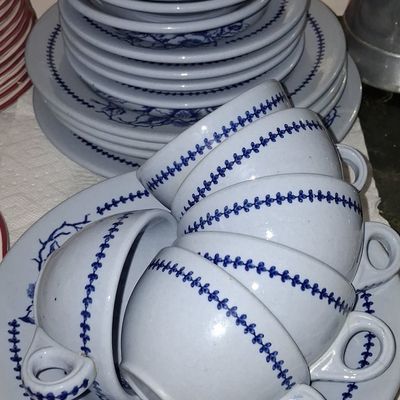 Sale Photo Thumbnail #329: Buffalo China 'Lune' Pattern Tea Cups and Saucers 20 pieces