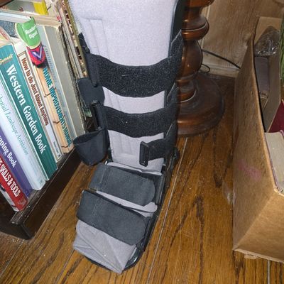 Sale Photo Thumbnail #1011: Pacesetter II Medical Walking Boot