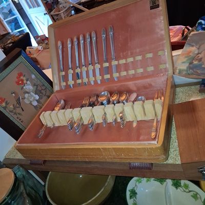 Sale Photo Thumbnail #604: 1847 Rogers Bros. "First Love" Silverplate Flatware Set