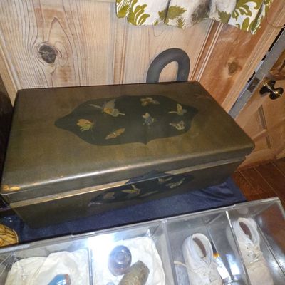 Sale Photo Thumbnail #205: Chinoiserie Lacquer Blanket Chest