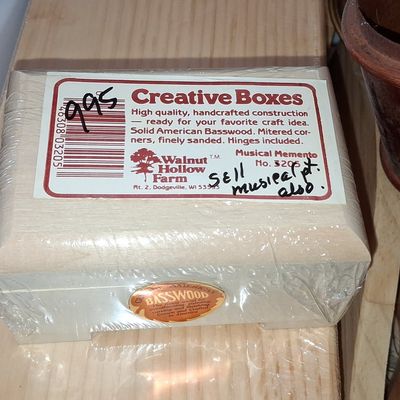 Sale Photo Thumbnail #1021: Walnut Hollow Farm Musical Memento Box No. 3205