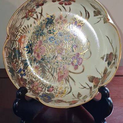 Sale Photo Thumbnail #815: Japanese Satsuma Style Scalloped Bowl with Floral Motif