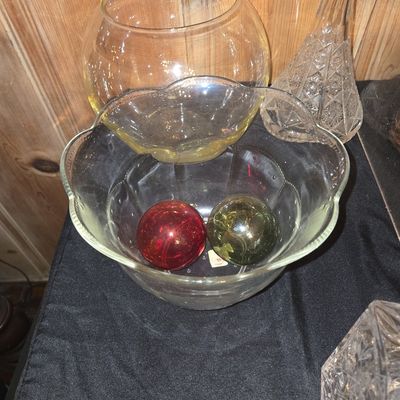 Sale Photo Thumbnail #863: Vintage Clear Glass Scalloped Rim Serving Bowl