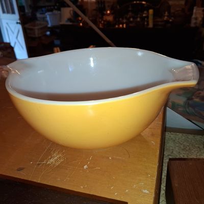 Sale Photo Thumbnail #980: Pyrex Primary Color Series 1.5-Quart Mixing Bowl