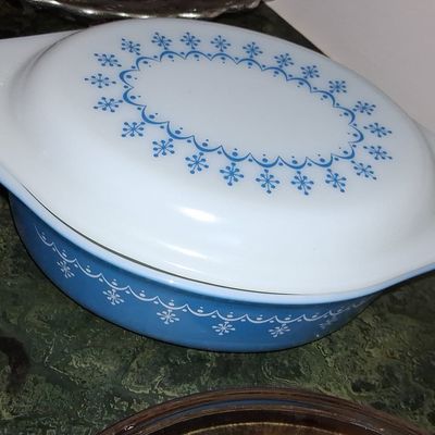 Sale Photo Thumbnail #793: Pyrex Snowflake Blue Garland Oval Casserole Dish