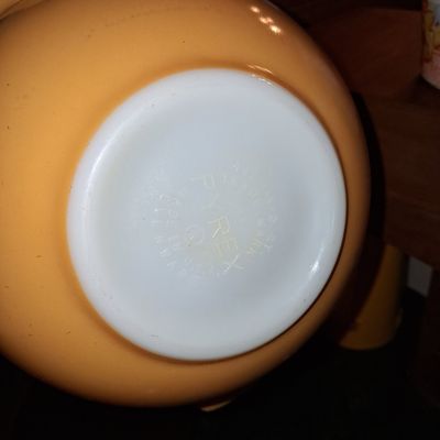Sale Photo Thumbnail #979: Pyrex Primary Color Series 1.5-Quart Mixing Bowl