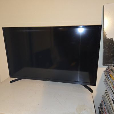 Sale Photo Thumbnail #695: Samsung 32-inch Smart LED TV