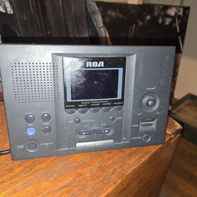 Sale Photo Thumbnail #1010: RCA RP3721A AM/FM Dual Alarm Clock Radio