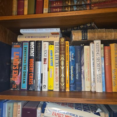 Sale Photo Thumbnail #999: Assorted Vintage and Modern Trade Library Books