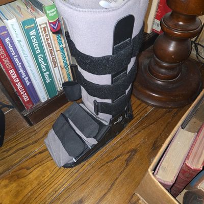 Sale Photo Thumbnail #1014: Pacesetter II Medical Walking Boot