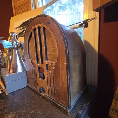 Sale Photo Thumbnail #298: Philco Model 84 Cathedral Radio