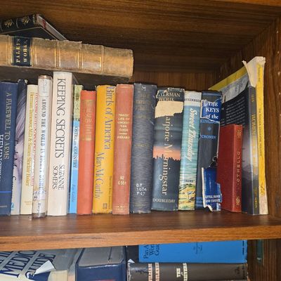 Sale Photo Thumbnail #1000: Assorted Vintage and Modern Trade Library Books