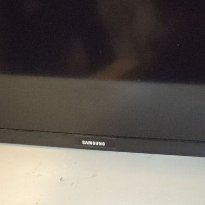 Sale Photo Thumbnail #698: Samsung 32-inch Smart LED TV