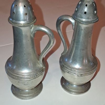 Sale Photo Thumbnail #825: Peerless Pewter Salt and Pepper Shakers #904
