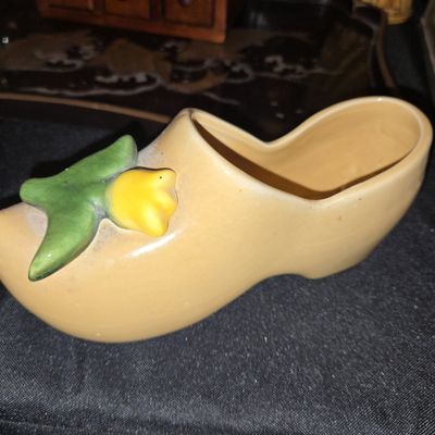 Sale Photo Thumbnail #981: Vintage McCoy Pottery Yellow Clog Planter with Tulip
