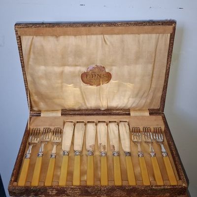 Sale Photo Thumbnail #693: Vintage English EPNS Fruit or Dessert Set
