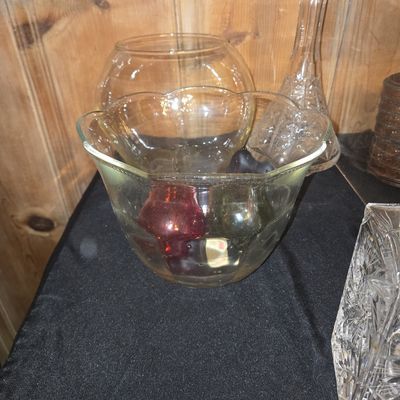 Sale Photo Thumbnail #861: Vintage Clear Glass Scalloped Rim Serving Bowl