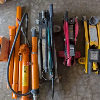 Hydraulic Floor Jack Lot - 2-Ton Floor Jack, 10-Ton Bottle