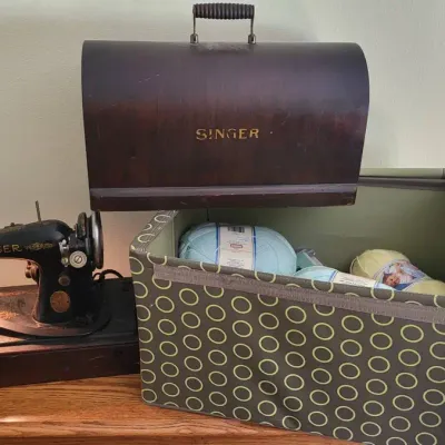 Antique Singer Sewing Machine + (BR1)