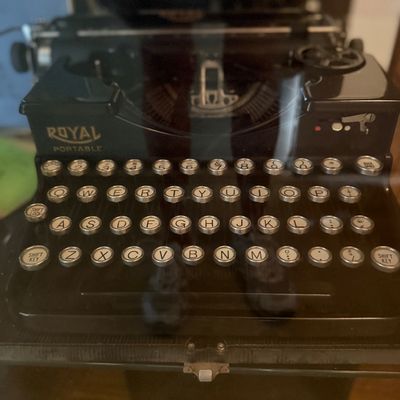 Vtg ROYAL Typewriter