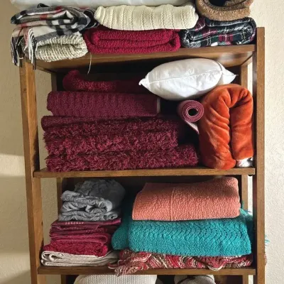 Linens - Rugs, Blankets, Afghans, pillows, table linens++