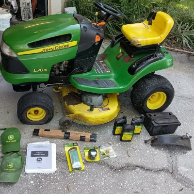 John Deere La115 Riding Lawn Mower -Runs, Needs 1 New Tire