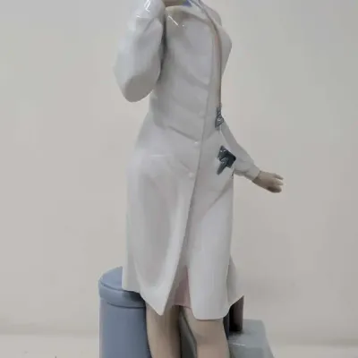 Lladro "Female Doctor" #4602 Fine Porcelain Figurine with Thermometer & Box