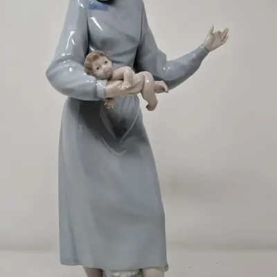Lladro "Nurse with Baby" #4605 Fine Porcelain Figurine with Original Box
