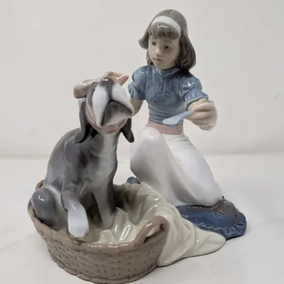Lladró "Take Your Medicine" #5122 Porcelain Figurine Girl & Dog with Box