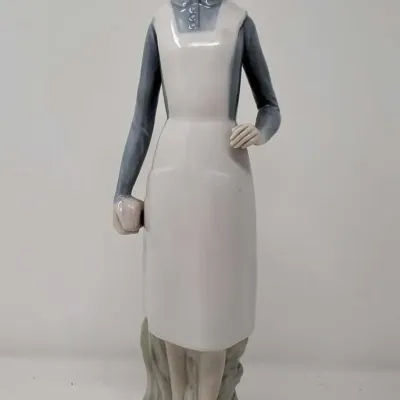 Lladro "Nurse" #4603 Fine Porcelain Figurine