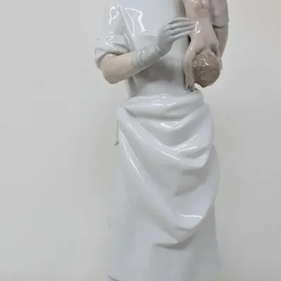 Lladro "Obstetrician" #4763 Fine Porcelain Figurine Doctor & Newborn with Box