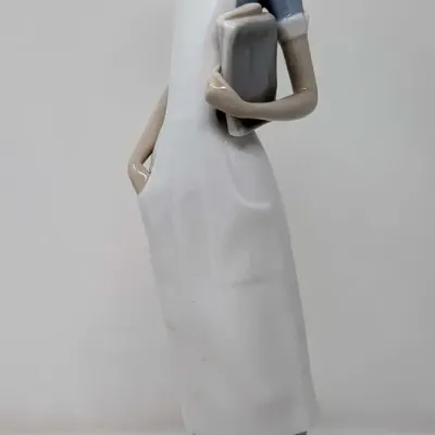 Lladro "Nurse" #4603 Fine Porcelain Figurine