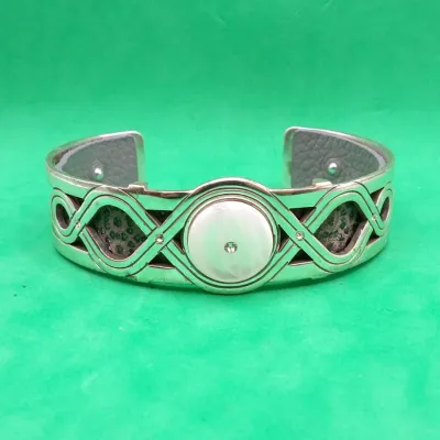 Sale Photo Thumbnail #277: Costume bracelet