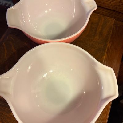 Sale Photo Thumbnail #927: In mint condition! 4 qt and two 1 1/2 qt bowls.